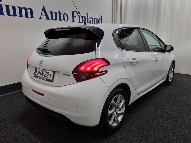 Käytetty Peugeot 208 Style 82 HP (60 kW) 2016 Viistoperä