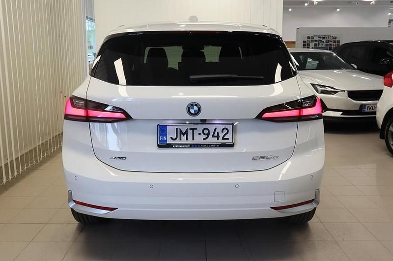 Käytetty BMW 225 Active Tourer Performance 245 HP (180 kW) 2022 Valkoinen Tila-auto