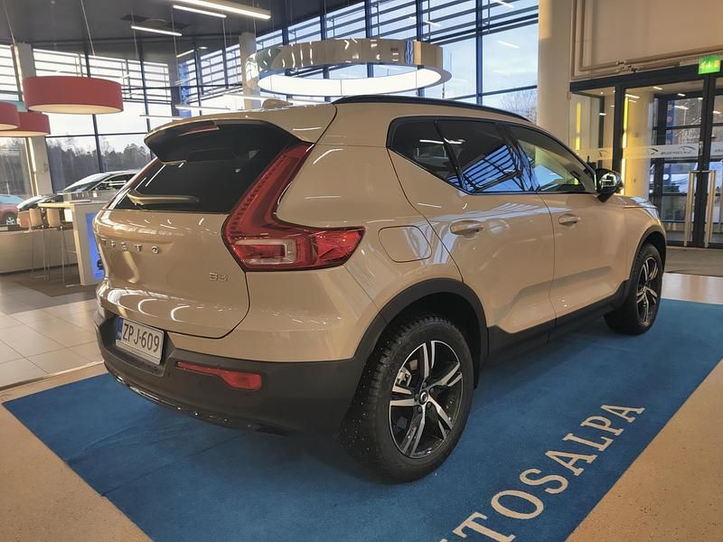 Käytetty Volvo XC40 Plus 163 HP (119 kW) 2025 Katumaasturi