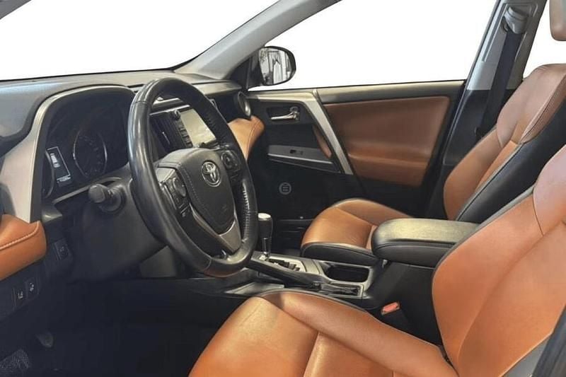 Käytetty Toyota RAV4 Hybrid Premium 155 HP (114 kW) 2018 Katumaasturi