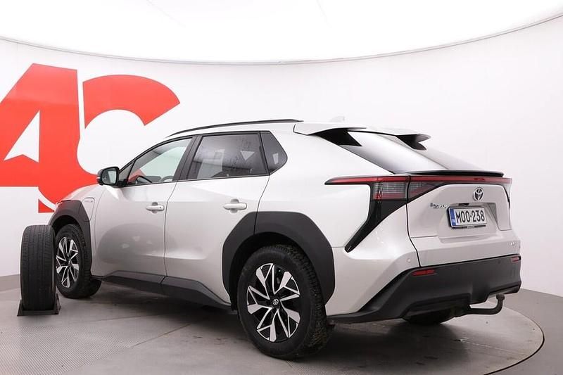 Käytetty Toyota bZ4X Style 160 kW (218 HP) 2022 Hopea Katumaasturi