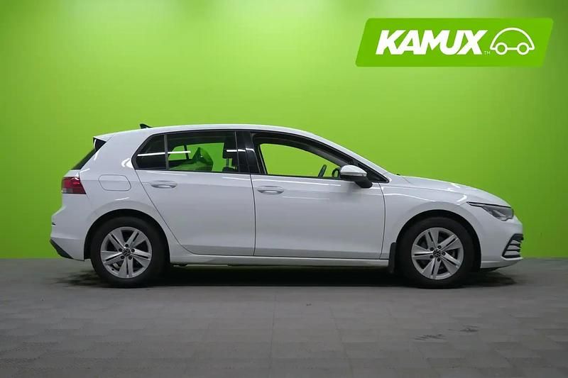 Käytetty VW Golf VIII Comfortline 131 HP (96 kW) 2023 Valkoinen Sedan