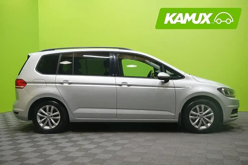 Käytetty VW Touran Comfortline 150 HP (110 kW) 2016 Hopea / harmaa Tila-auto