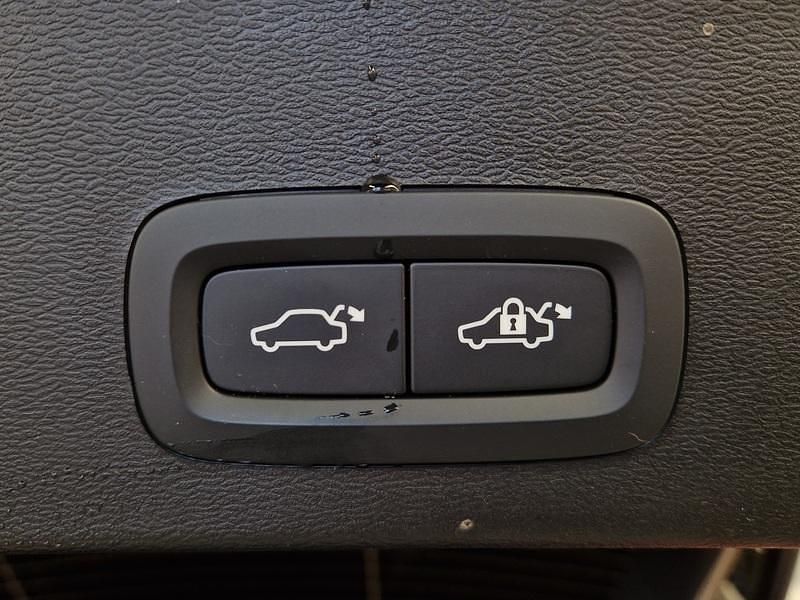 Käytetty Volvo XC40 Plus 163 HP (119 kW) 2025 Katumaasturi