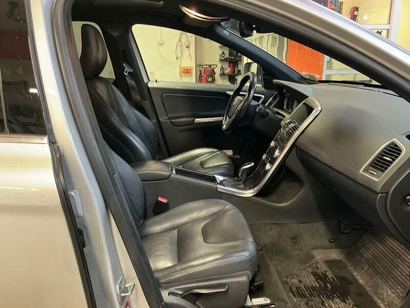 Käytetty Volvo XC60 Summum 190 HP (139 kW) 2016 Katumaasturi