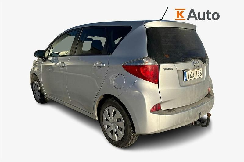 Käytetty Toyota Verso-S Sol 98 HP (72 kW) 2011 Hopea Tila-auto