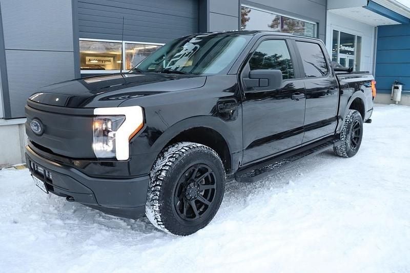 Käytetty Ford F-150 S 336 kW (458 HP) 2023 Musta Nouto