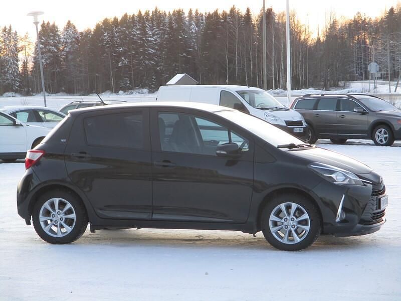 Käytetty Toyota Yaris Multidrive S 112 HP (82 kW) 2019 Musta Viistoperä