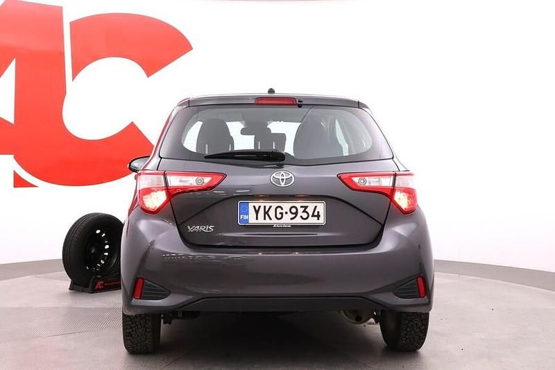 Käytetty Toyota Yaris Edition 72 HP (52 kW) 2018 Harmaa Viistoperä