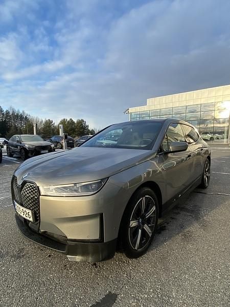 Harmaa Käytetty 2023 BMW iX Comfort Edition Katumaasturi | 61 900 € (Hyvä tarjous) - Kuva 1/4