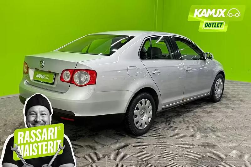 Käytetty VW Jetta Trendline 102 HP (75 kW) 2005 Hopea / harmaa Sedan