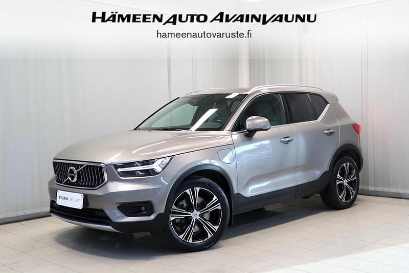 Harmaa Käytetty 2020 Volvo XC40 Inscription Katumaasturi | 29 900 € (Kallis) - Kuva 1/4