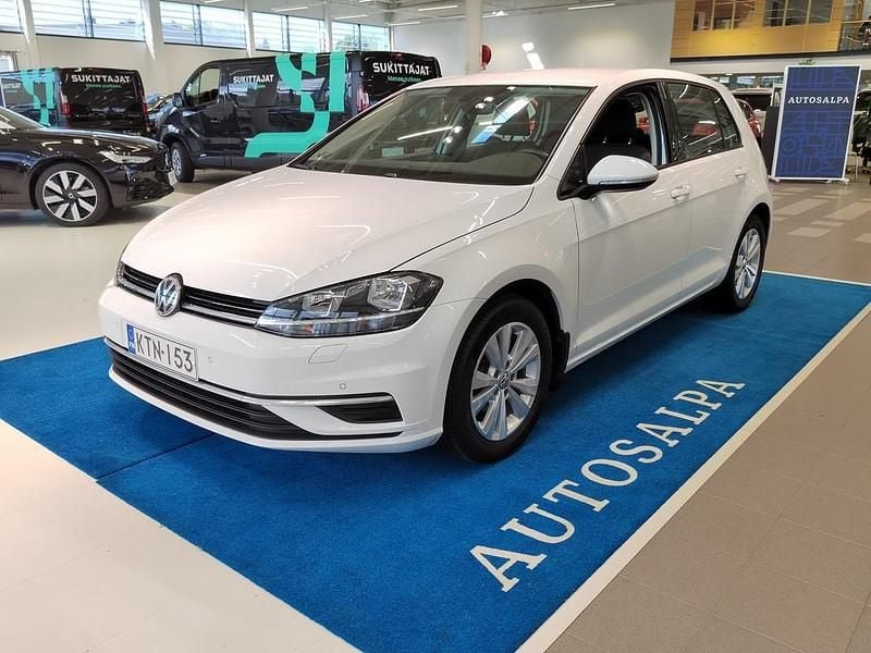 Valkoinen Käytetty 2018 VW Golf VII Comfortline Viistoperä | 17 500 € (Perustarjous) - Kuva 1/4