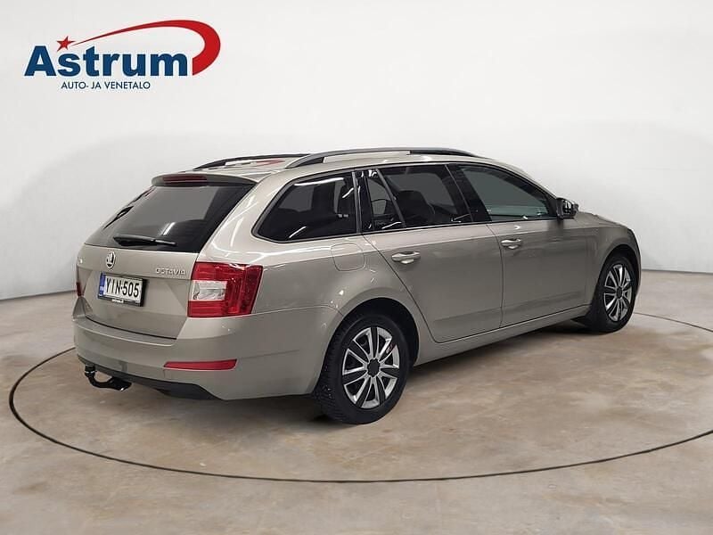 Käytetty Skoda Octavia Ambition 105 HP (77 kW) 2014 Ruskea Farmari