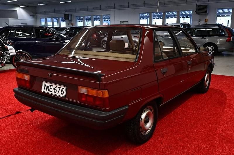 Käytetty Renault R9 1982 Punainen Sedan