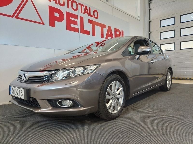 Ruskea (beige) Käytetty 2012 Honda Civic Executive Sedan | 11 400 € (Perustarjous) - Kuva 1/4