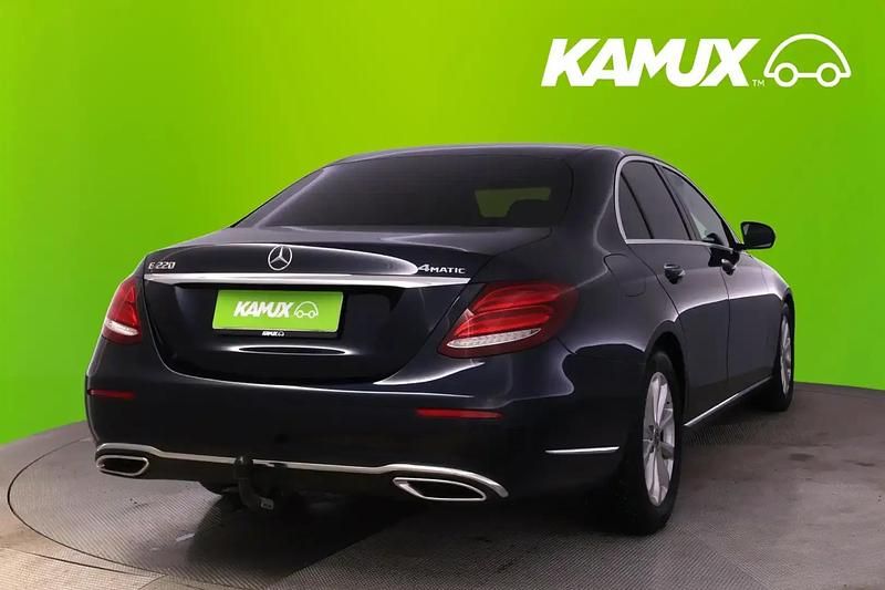 Käytetty Mercedes E220 Business 194 HP (142 kW) 2017 Sininen Sedan