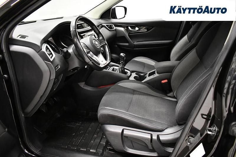 Käytetty Nissan Qashqai Acenta 110 HP (80 kW) 2018 Musta Katumaasturi