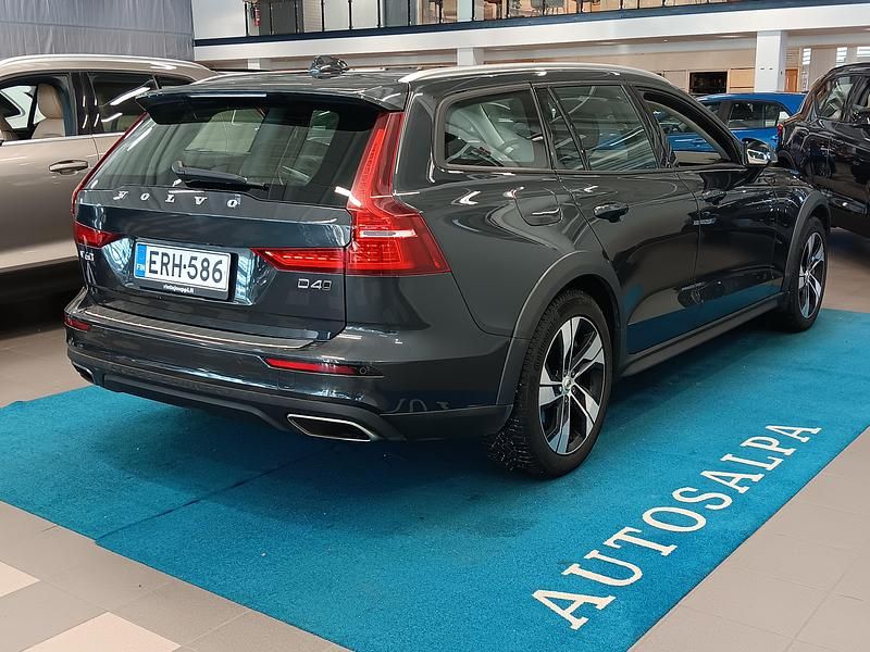 Käytetty Volvo V60 CC Business Edition 190 HP (139 kW) 2019 Farmari