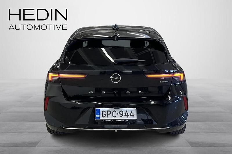 Käytetty Opel Astra Innovation 180 HP (132 kW) 2022 Musta Viistoperä