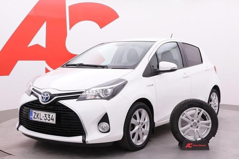 Valkoinen Käytetty 2015 Toyota Yaris Hybrid Style Viistoperä | 14 990 € (Perustarjous) - Kuva 1/4