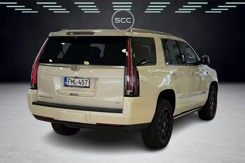 Käytetty Cadillac Escalade 426 HP (313 kW) 2016 Katumaasturi