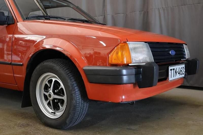 Käytetty Ford Escort 1982 Punainen Sedan
