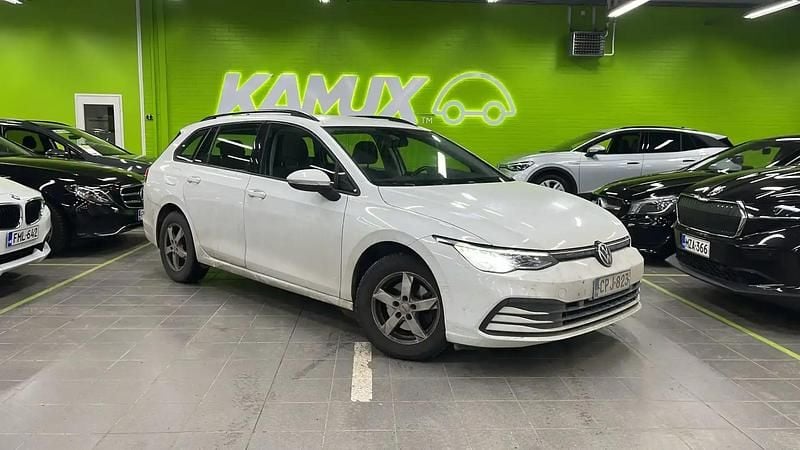 Käytetty VW Golf VIII Comfortline 110 HP (80 kW) 2021 Valkoinen Farmari