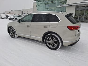 Käytetty VW Touareg Elegance 381 HP (280 kW) 2022 Ruskea Katumaasturi