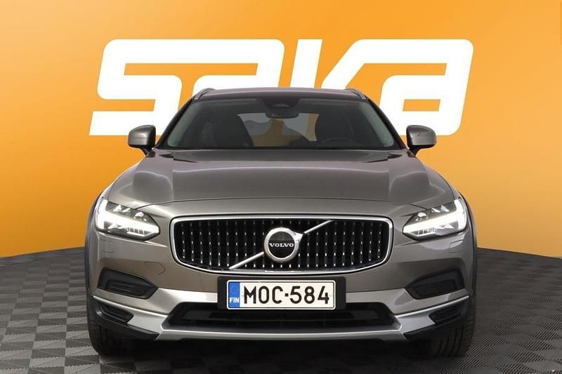 Käytetty Volvo V90 CC Business Edition 235 HP (172 kW) 2022 Farmari