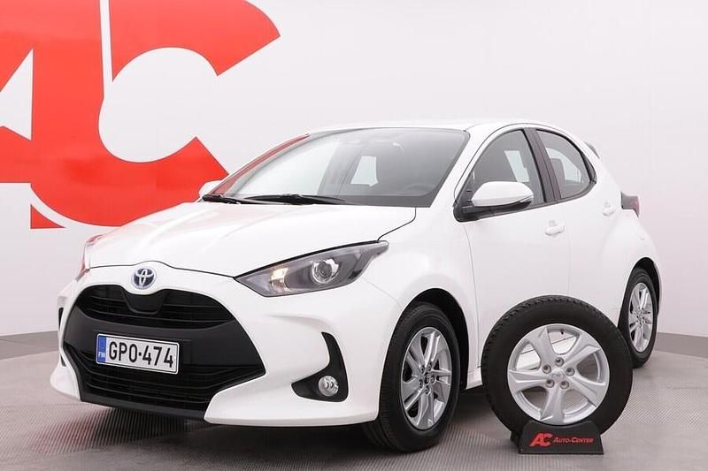 Käytetty Toyota Yaris Hybrid Active 116 HP (85 kW) 2023 Valkoinen Viistoperä