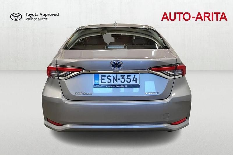 Käytetty Toyota Corolla Active 122 HP (89 kW) 2020 Hopea Sedan