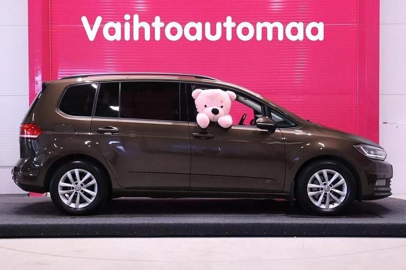 Käytetty VW Touran Comfortline 150 HP (110 kW) 2017 Tila-auto