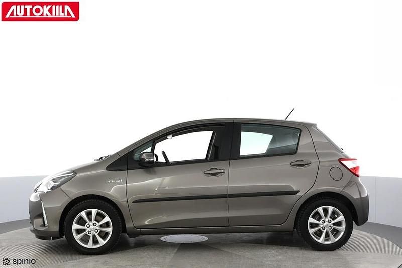 Käytetty Toyota Yaris Hybrid Active 73 HP (53 kW) 2018 Harmaa Viistoperä