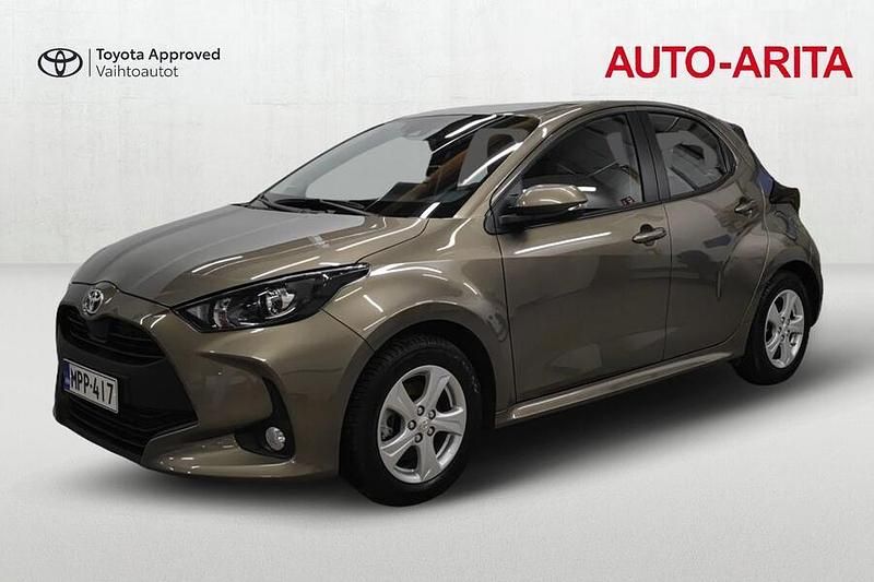 Käytetty Toyota Yaris Hybrid Active 116 HP (85 kW) 2024 Ruskea Viistoperä