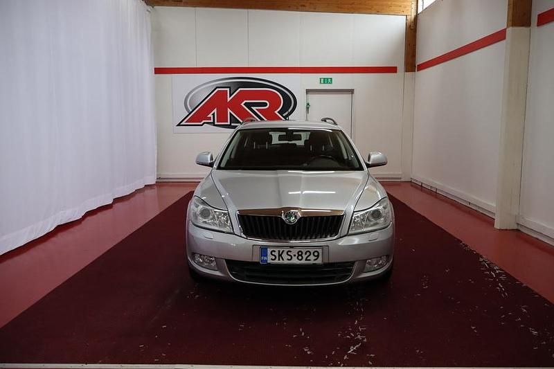 Käytetty Skoda Octavia Ambiente 105 HP (77 kW) 2012 Farmari