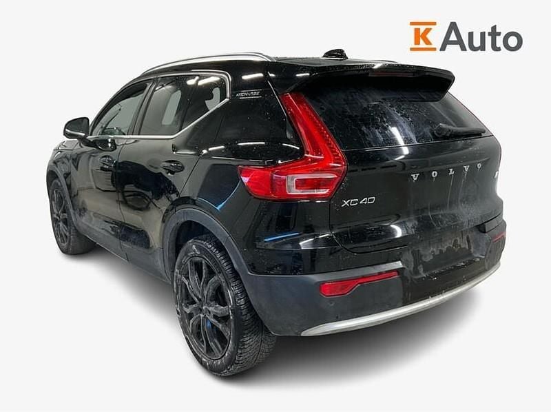 Käytetty Volvo XC40 Plus 262 HP (192 kW) 2023 Musta Katumaasturi
