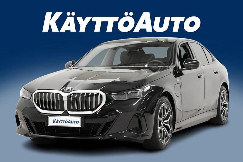 Uusi BMW 530e Comfort Edition 299 HP (219 kW) 2025 Saphir schwarz Sedan