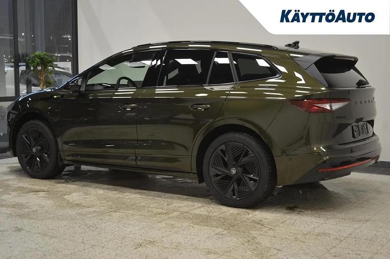 Uusi Skoda Enyaq iV RS 250 kW (340 HP) 2026 Olibo green, met Katumaasturi