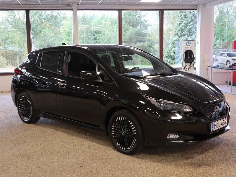 Käytetty Nissan Leaf N-Connecta 110 kW (150 HP) 2023 Musta Viistoperä