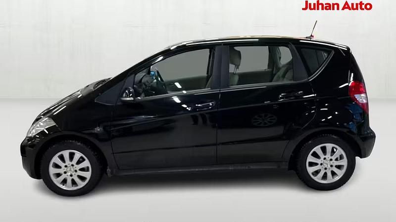 Käytetty Mercedes A180 Business 122 HP (89 kW) 2011 Musta Viistoperä