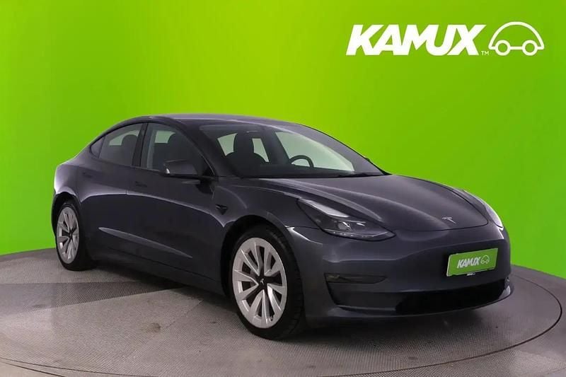 Hopea / harmaa Käytetty 2022 Tesla Model 3 Sedan | 28 790 € (Hyvä tarjous) - Kuva 1/4