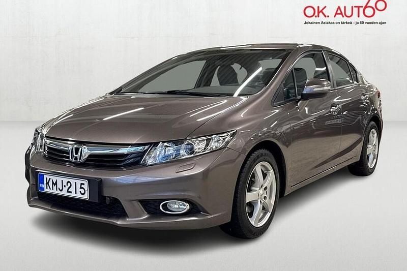 Ruskea Käytetty 2012 Honda Civic Executive Sedan | 12 500 € (Perustarjous) - Kuva 1/4