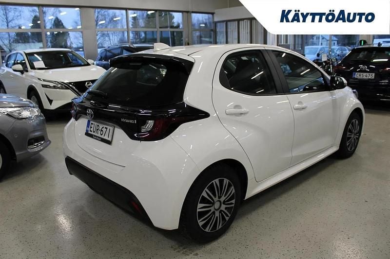 Käytetty Toyota Yaris Hybrid Active 116 HP (85 kW) 2023 Valkoinen Viistoperä