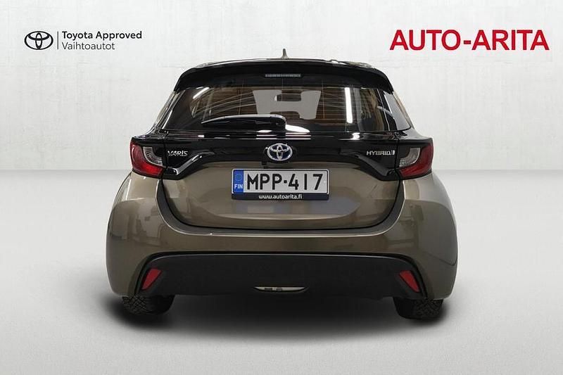 Käytetty Toyota Yaris Hybrid Active 116 HP (85 kW) 2024 Ruskea Viistoperä