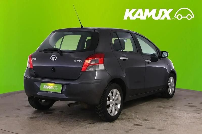 Käytetty Toyota Yaris Edition 99 HP (72 kW) 2011 Hopea / harmaa Sedan