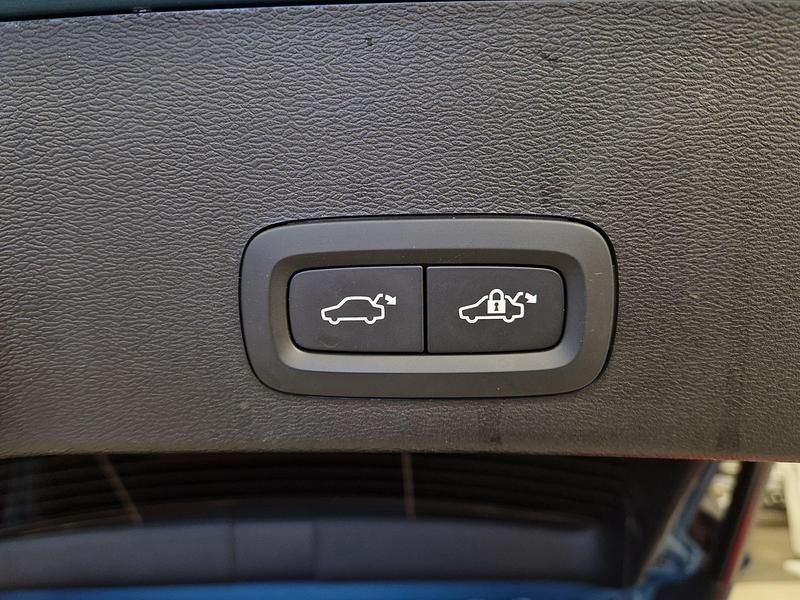 Käytetty Volvo XC40 Plus 163 HP (119 kW) 2025 Katumaasturi