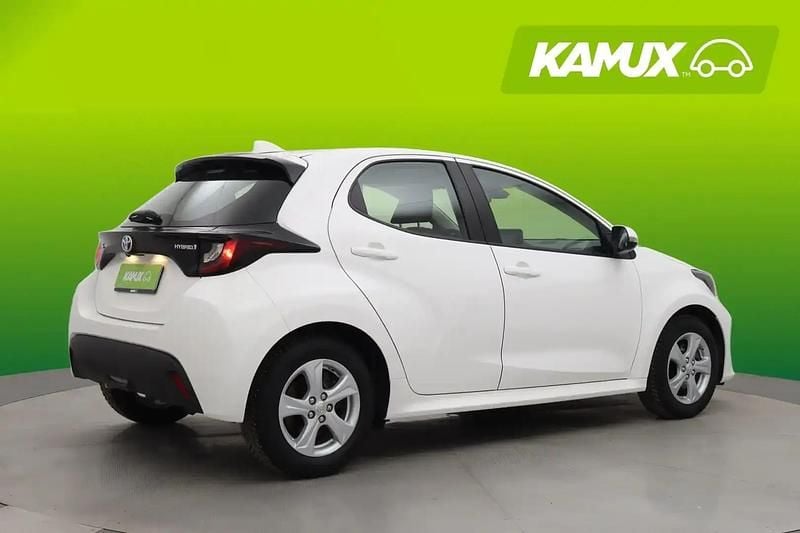 Käytetty Toyota Yaris Hybrid Active 116 HP (85 kW) 2023 Valkoinen Sedan