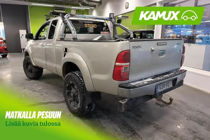 Käytetty Toyota HiLux SR 144 HP (105 kW) 2011 Hopea / harmaa Nouto