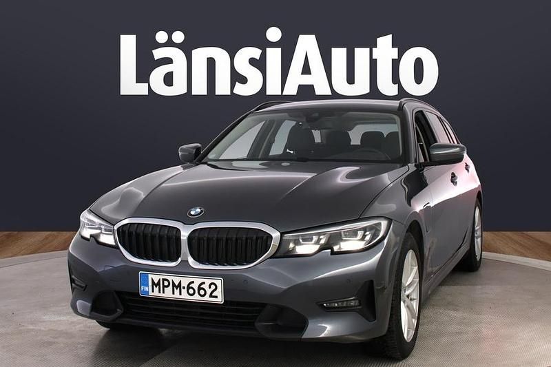 Harmaa Käytetty 2021 BMW 330e Sport Line Farmari | 24 550 € (Perustarjous) - Kuva 1/1